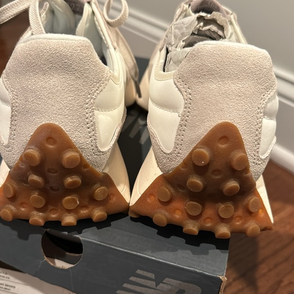 NWT in BOX New Balance 327 Unisex Men’s 9.5, Women’s 11 in Moonbeam Driftwood - Picture 4 of 4